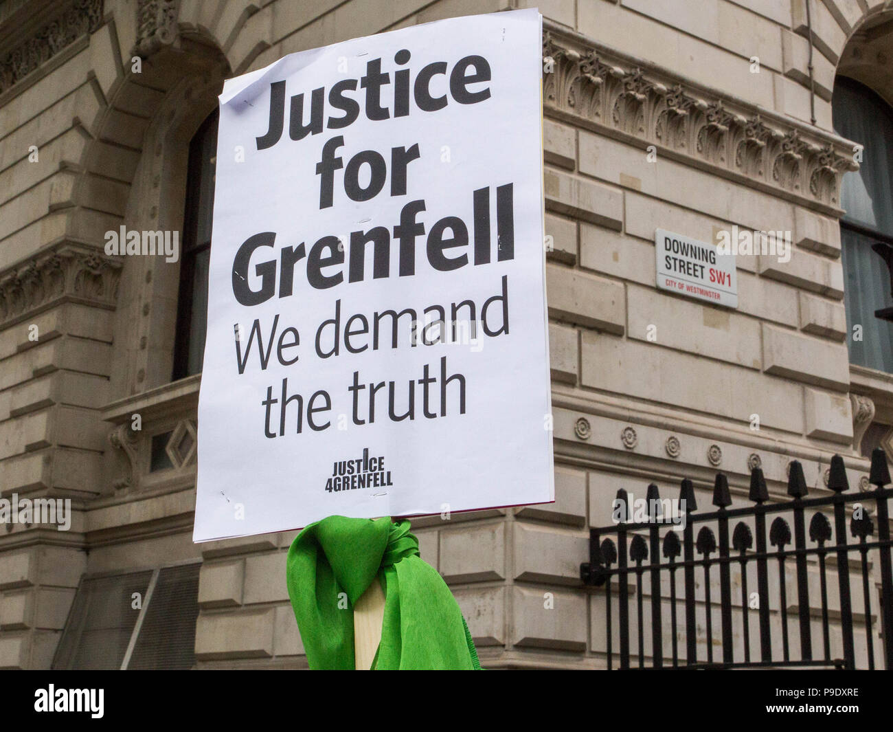 A distanza di un anno, la giustizia4Grenfell e i Vigili del Fuoco Unione detengono la solidarietà marzo a Piazza del Parlamento chiedendo giustizia per le vittime e i superstiti del Grenfell fire. Dotato di: atmosfera, vista in cui: London, England, Regno Unito quando: 16 giu 2018 Credit: Wheatley/WENN Foto Stock