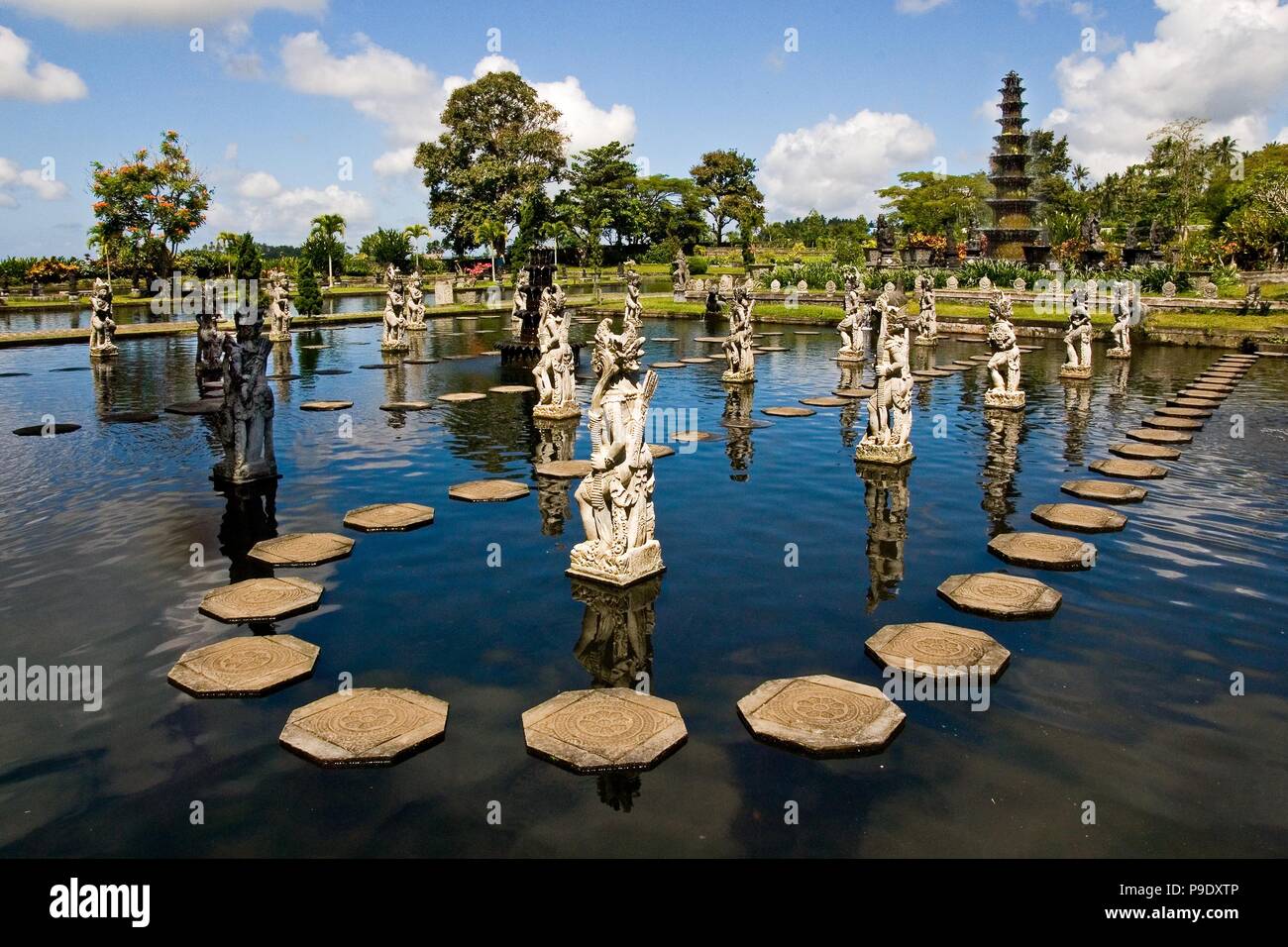 Tirta Gangga è un ex palazzo reale di Bali Orientale, Indonesia. Si fa notare per la sua acqua palace, di proprietà di Karangasem Royal. Foto Stock