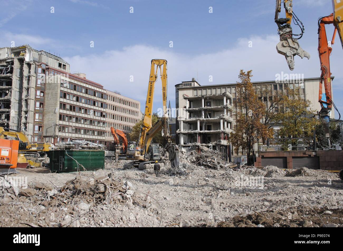 Trabajos de demolición de onu edificio con ayuda de excavadoras. Francoforte. Estado Federal de Hesse. Alemania. Foto Stock