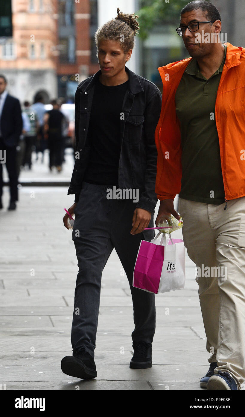 Modello Chuck Achike (sinistra) arriva al Old Bailey a Londra per dare evidenza nella prova di omicidio di 25-anno-vecchio Harry Uzoka da West London. Foto Stock