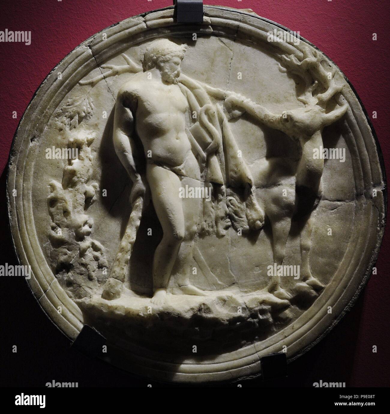 Oscillum raffigurante Eracle e il Ceryneian hind (terzo lavoro di Heracles). Fine del I secolo A.C. Da Pompei. Il marmo. Museo Archeologico Nazionale. Napoli. L'Italia. Foto Stock