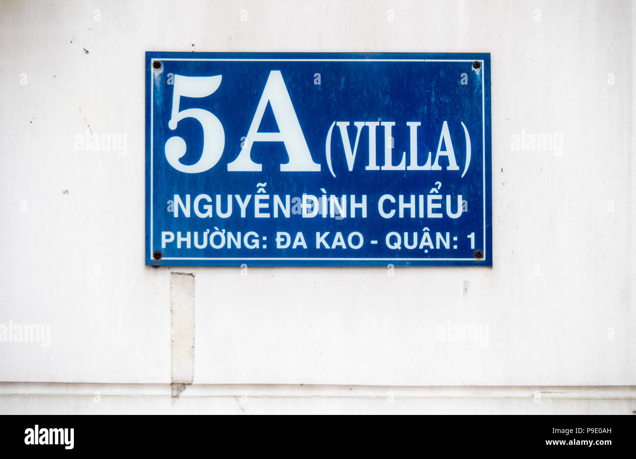 Un cartello blu con l'indirizzo di Chabad centro ebraico nella città di Ho Chi Minh, Vietnam. Foto Stock