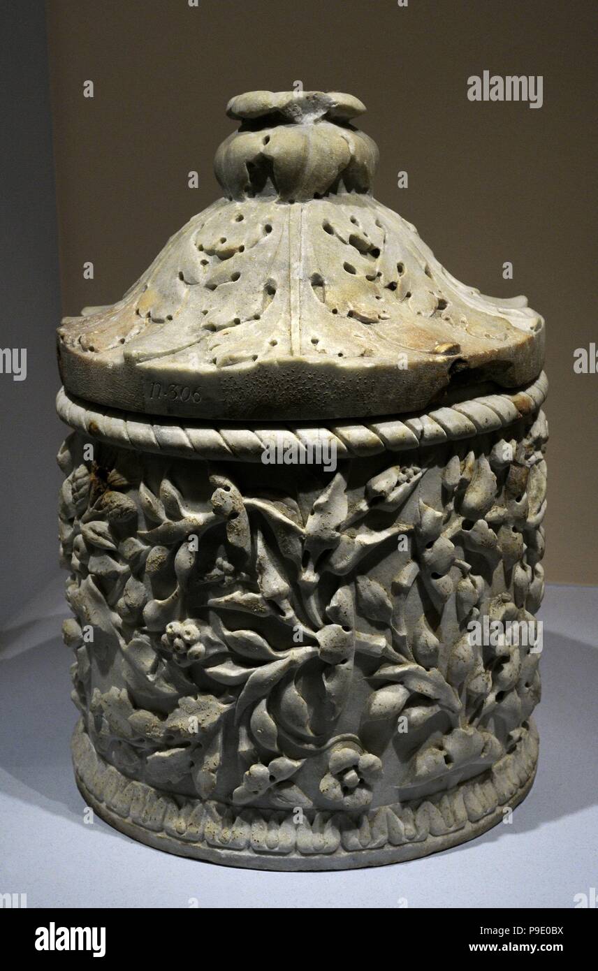 Urna circolare con volute vegetali. Fine del I secolo A.C. - inizio del I secolo d.c. Museo Archeologico Nazionale. Napoli. L'Italia. Foto Stock