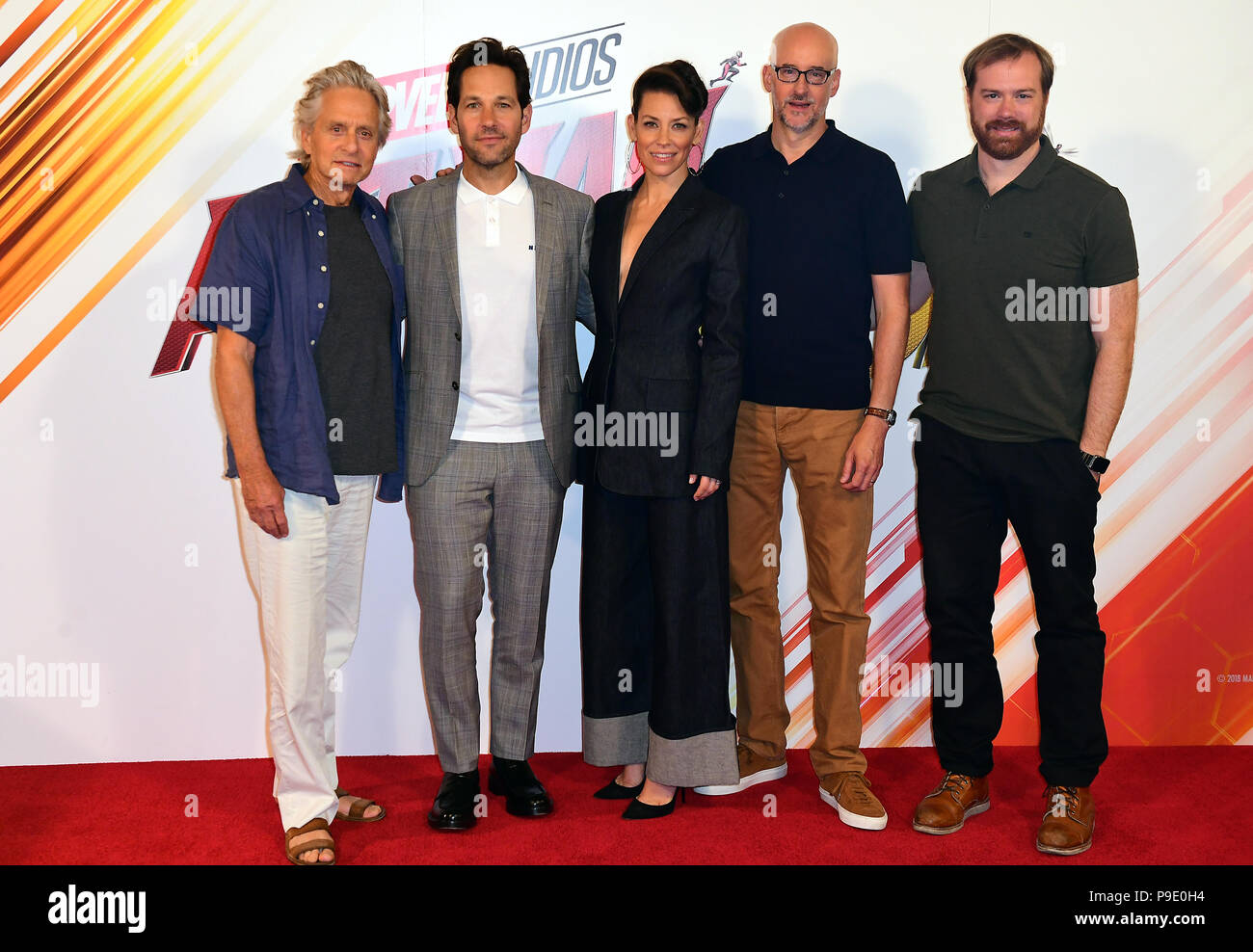 Michael Douglas (sinistra), Paul Rudd, (seconda a sinistra), Evangeline Lilly (centro), Direttore Peyton Reed e produttore Stephen Broussard frequentando un photocall per Ant-Man e Wasp, tenutasi al Corinthia Hotel di Londra. Foto Stock