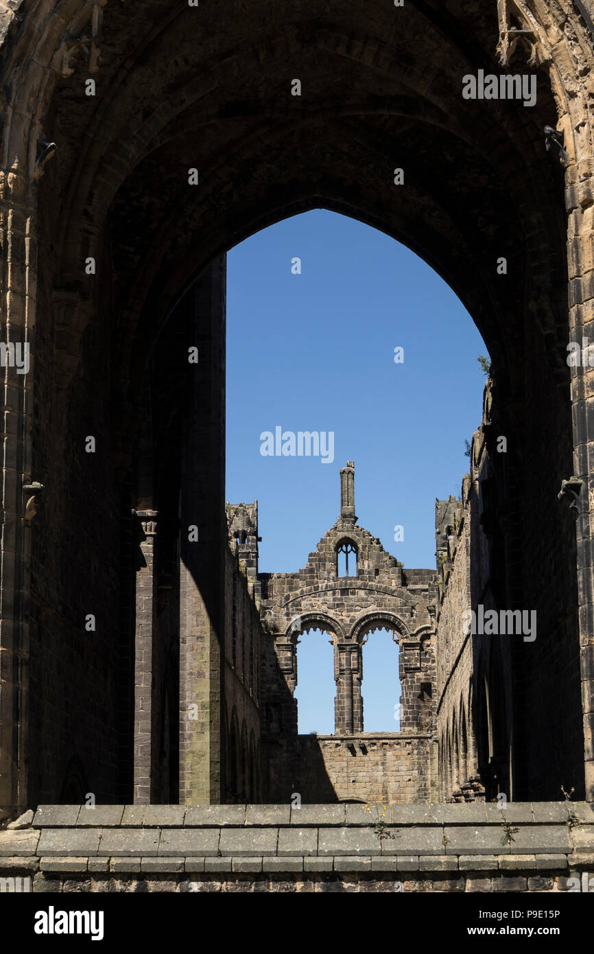 I resti della Abbazia di Kirkstall a Leeds, un secolo XIII abbazia cistercense Foto Stock