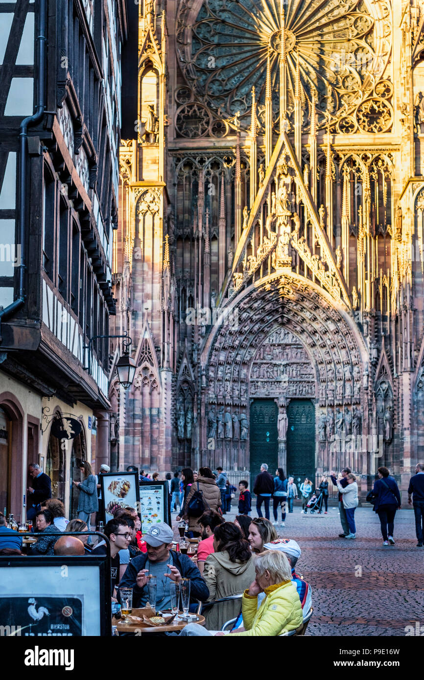 Strasburgo, il caffè con terrazza, rue Mercière street, Notre Dame cattedrale gotica del XIV secolo, Alsazia, Francia, Europa Foto Stock