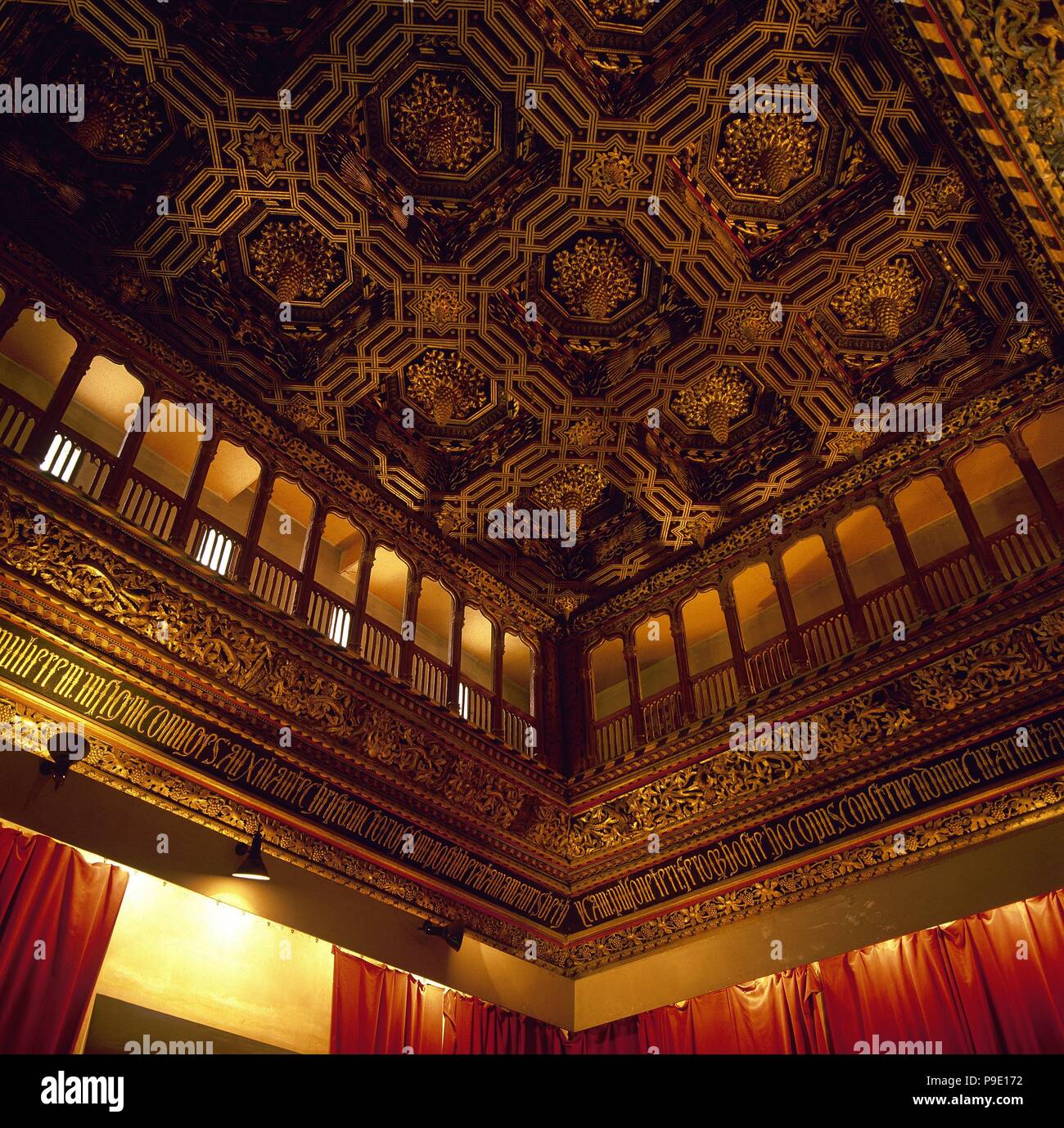 Castillo de la Aljafería Palace. Palazzo dei Re Cattolici. Xv secolo. Soffitto a cassettoni della sala del trono, in stile mudéjar. Saragozza, Aragona, Spagna. Foto Stock