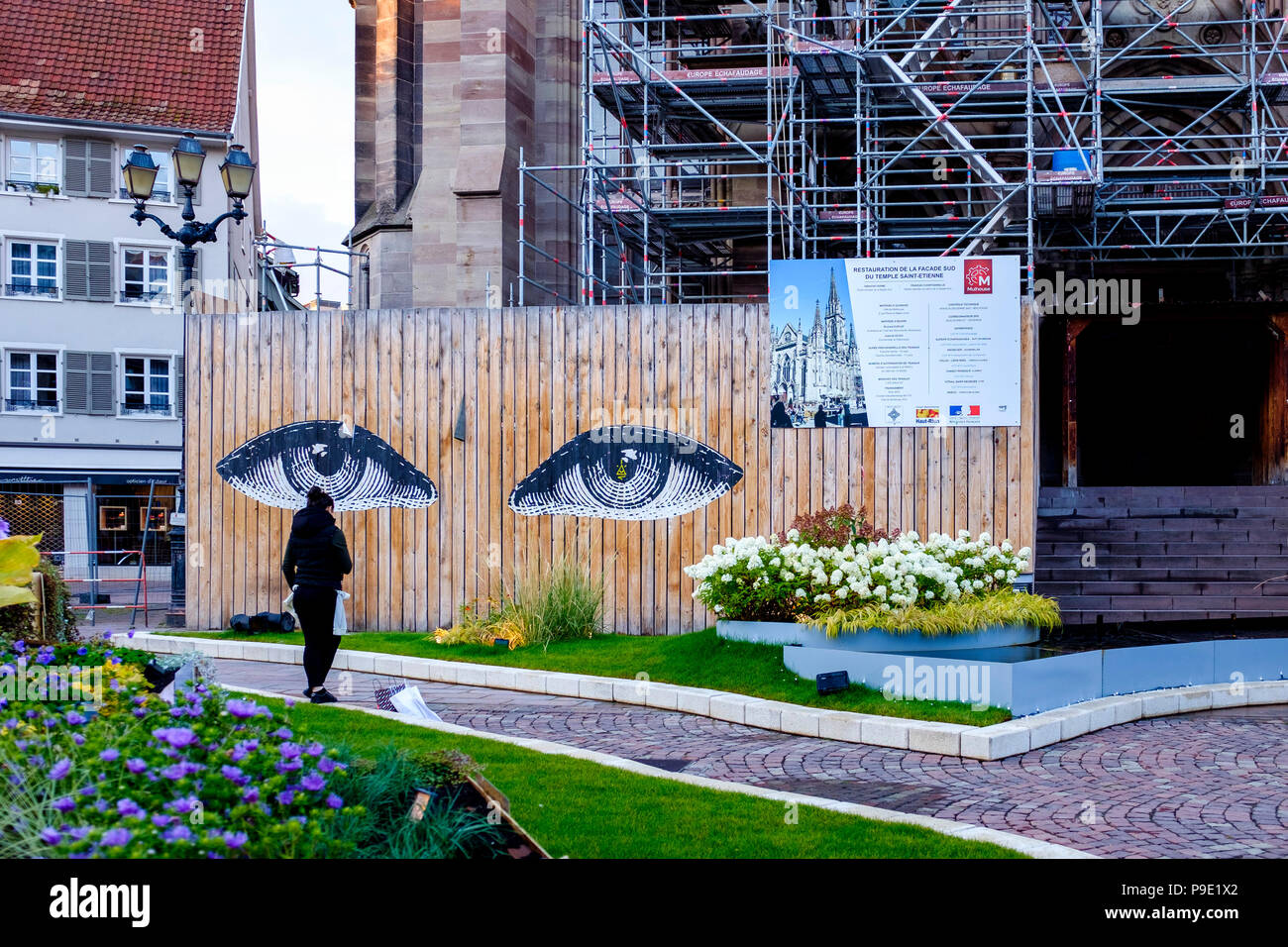 Mulhouse, St Stephen's tempio protestante, St Etienne, facciata sud Ristrutturazione edificio dipinto di imbarco grandi occhi, Alsazia, Francia, Europa Foto Stock