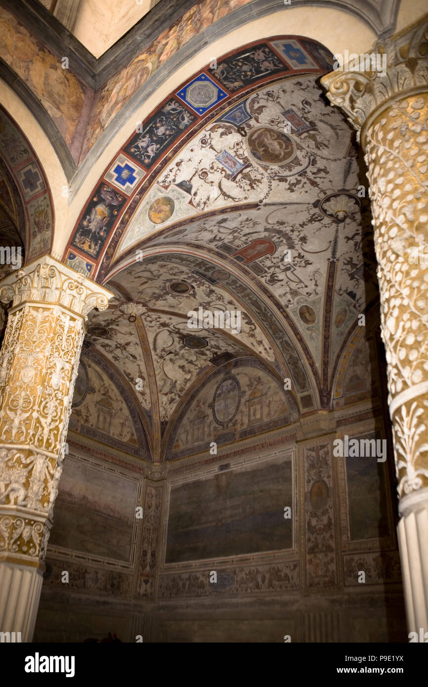 Fresoes e decorate a botte, primo cortile, Palazzo Vecchio, Firenze, Toscana, Italia Foto Stock