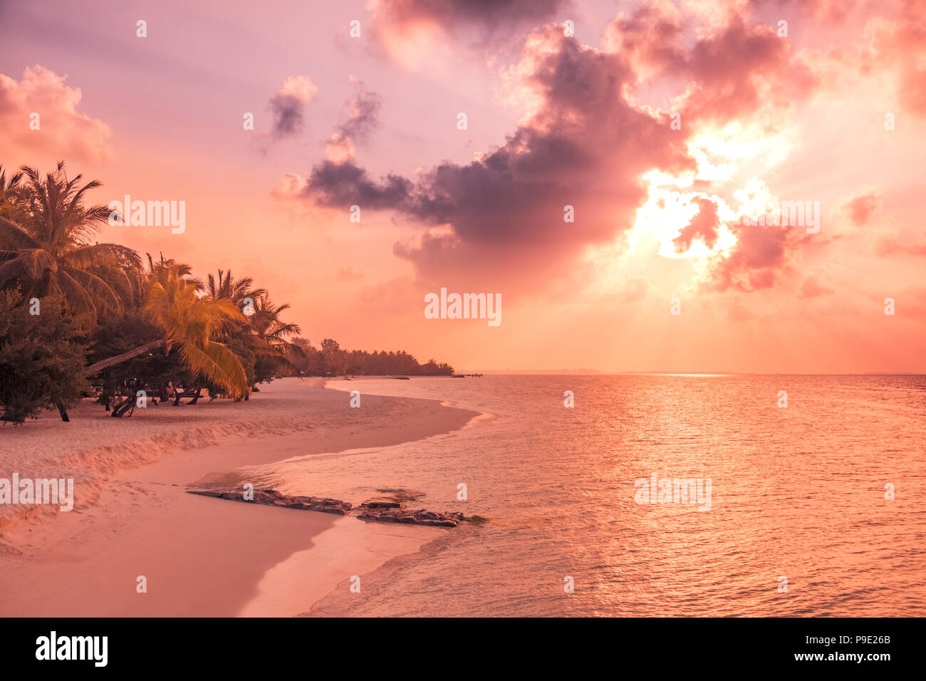 Una perfetta spiaggia tropicale tramonto. Banner sulla spiaggia al tramonto nel tempo. Calma e tranquilla natura esotica paesaggio. Spiaggia di ispirazione scena Foto Stock