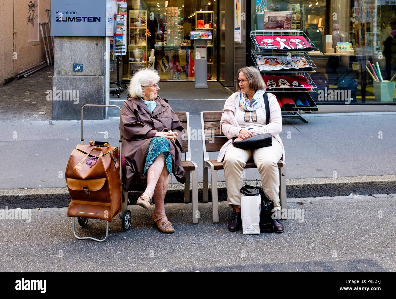 Basilea, 2 le donne anziane avente una chat, street sedie, Svizzera, Europa Foto Stock