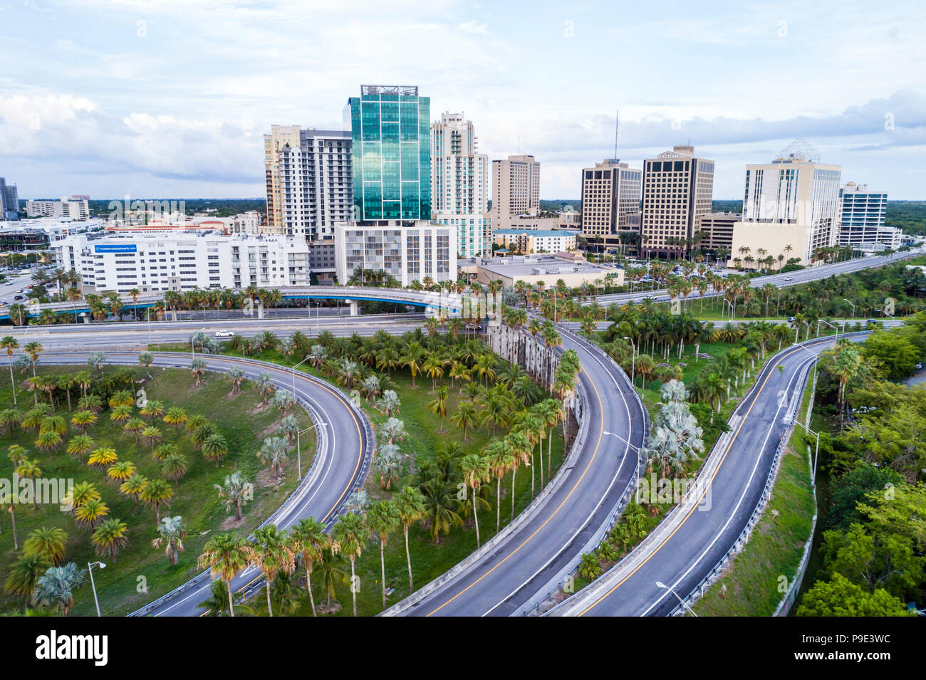 Miami Florida,Town Center One at Dadeland,Palmetto Expressway,autostrada,uscita ingresso,skyline città,edifici di uffici,appartamenti residenziali,aer Foto Stock
