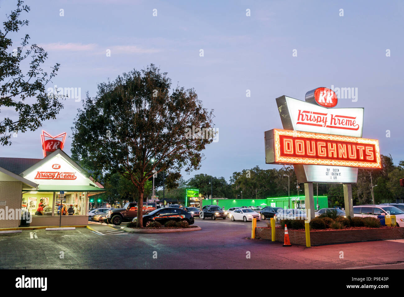 Gainesville Florida, Krispy Kreme Donuts neon sign night, catena di caffè, crepuscolo, parcheggio, automobili, FL171028182 Foto Stock