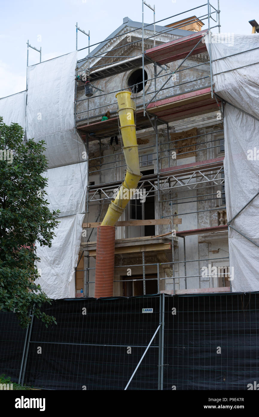 Le riparazioni che si svolge su edificio protetto in Cracovia, in Polonia, in Europa. Foto Stock