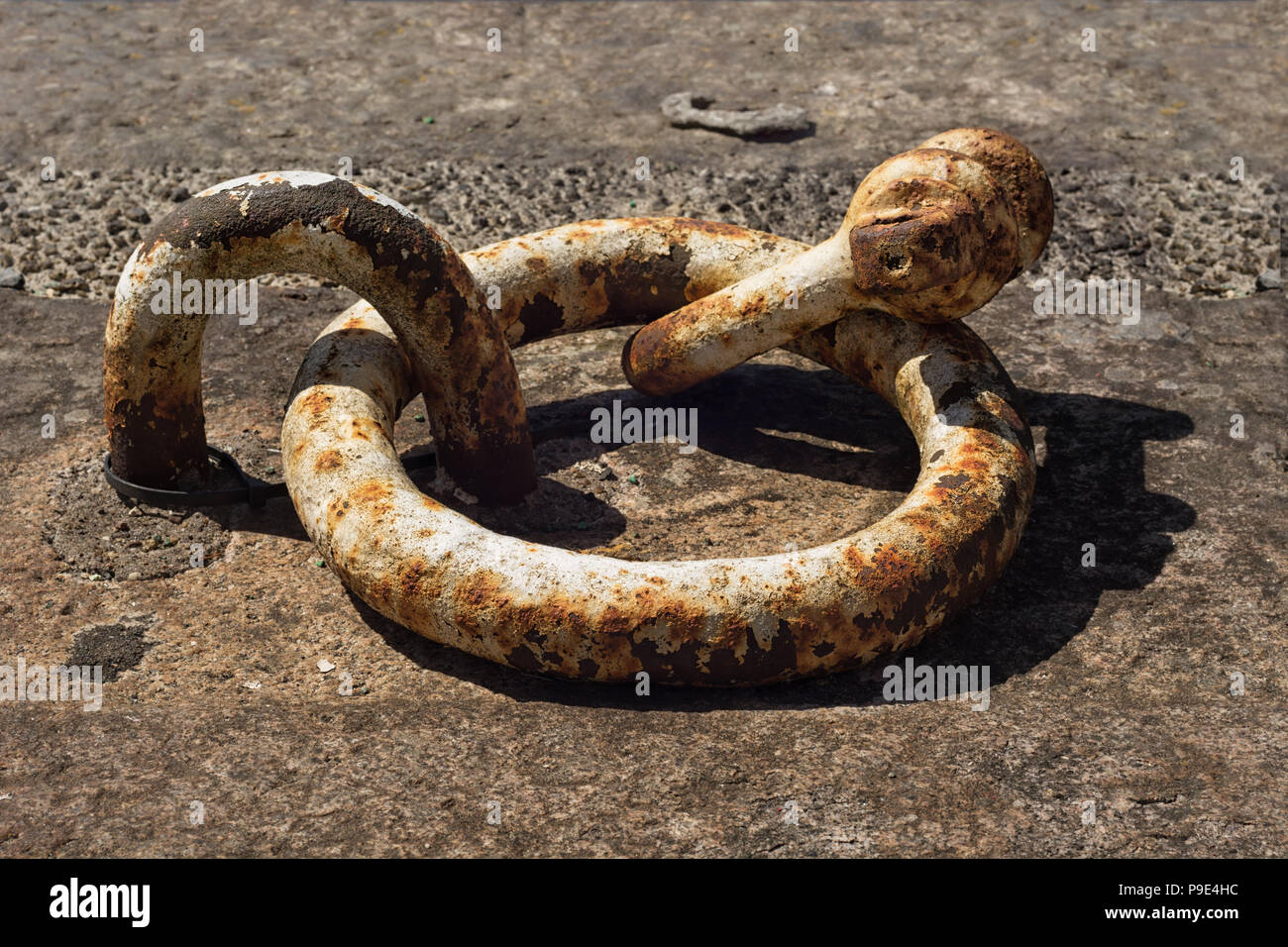 Vecchio arrugginito tie-down anello. Messa a fuoco selettiva Foto Stock