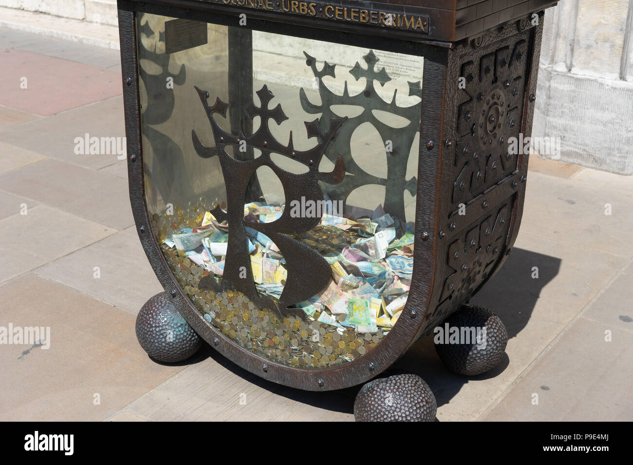 Grande raccolta di denaro box nel parco del castello di Wawel, Cracovia, in Polonia, in Europa. Foto Stock