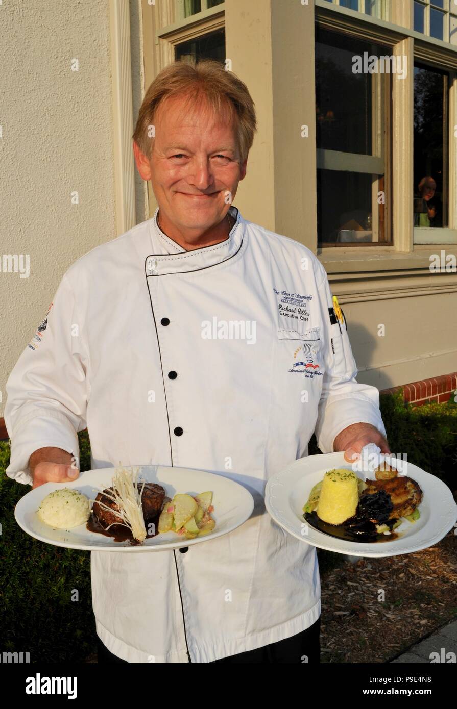 Executive Chef holding entree placcato per essere servito al Cudahy Chophouse Restaurant all'Inn at Stonecliffe, isola di Mackinac, Michigan, Stati Uniti d'America Foto Stock