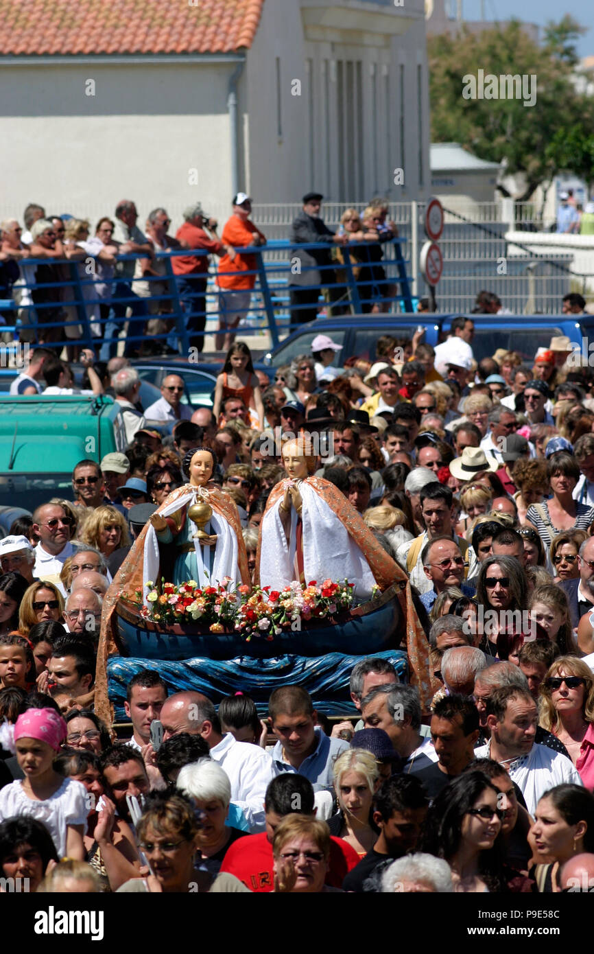 Pellegrinaggio dei gitani in maggio. Processione e benedizione del mare di Saintes Maries de la Mer, la Camargue, la Provenza Francia Foto Stock