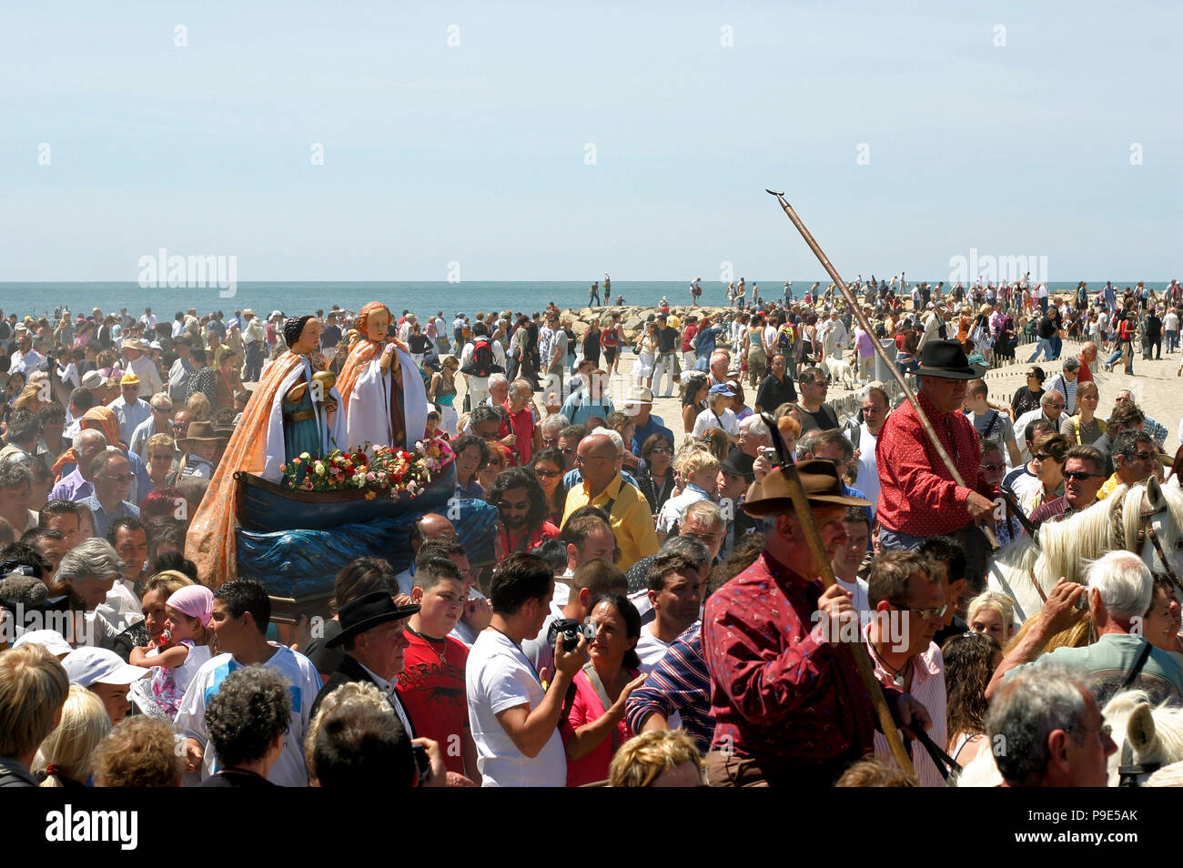 Pellegrinaggio dei gitani in maggio. Processione e benedizione del mare di Saintes Maries de la Mer, la Camargue, la Provenza Francia Foto Stock