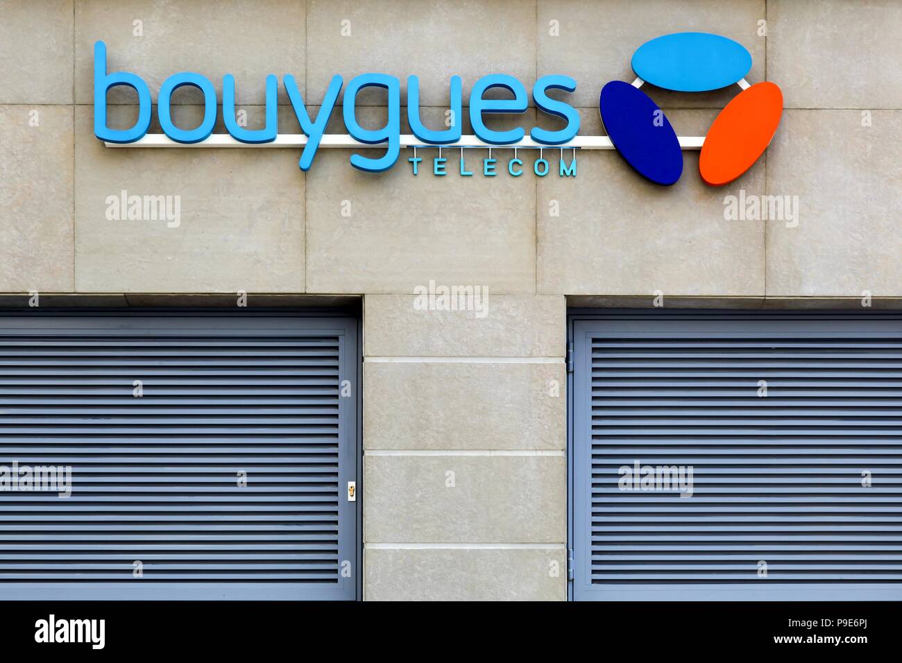 Lione, Francia - Agosto 15, 2016: Bouygues Telecom logo sulla parete di un negozio. Bouygues Telecom è un francese di società di telefonia mobile Foto Stock