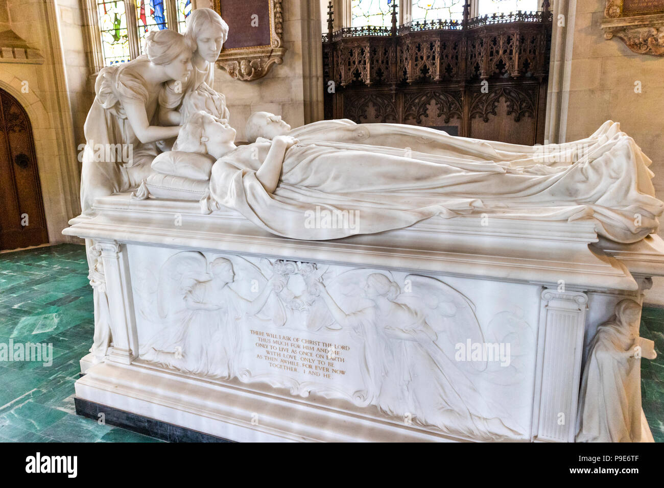 Marmo bianco tomba del primo marchese Curzon e sua moglie Maria progettato da G F Bodley nel 1906 nella chiesa di tutti i santi a Kedleston, DERBYSHIRE REGNO UNITO Foto Stock
