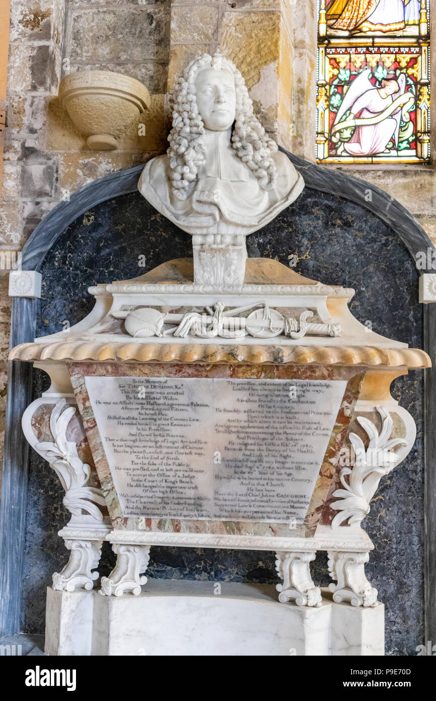 Xviii secolo la tomba di Sir Thomas Denison (morto 1765) nella chiesa di Tutti i Santi nel parco di Harewood House, Leeds, West Yorkshire Regno Unito Foto Stock