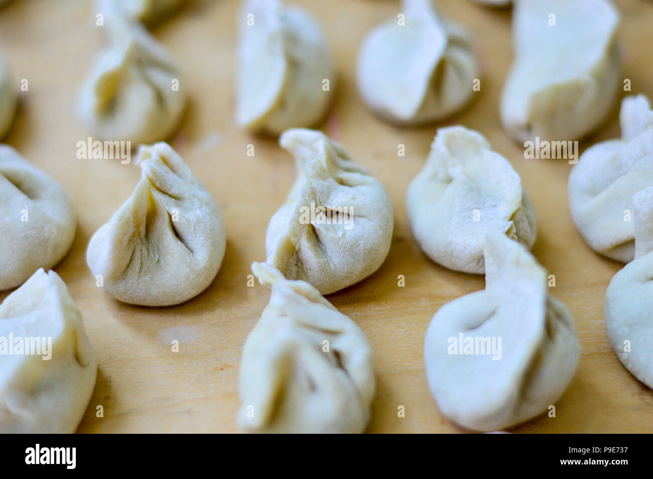 Close-up di crudo gnocchi Cinesi, chiamato anche Jiaozi in cinese. Foto Stock