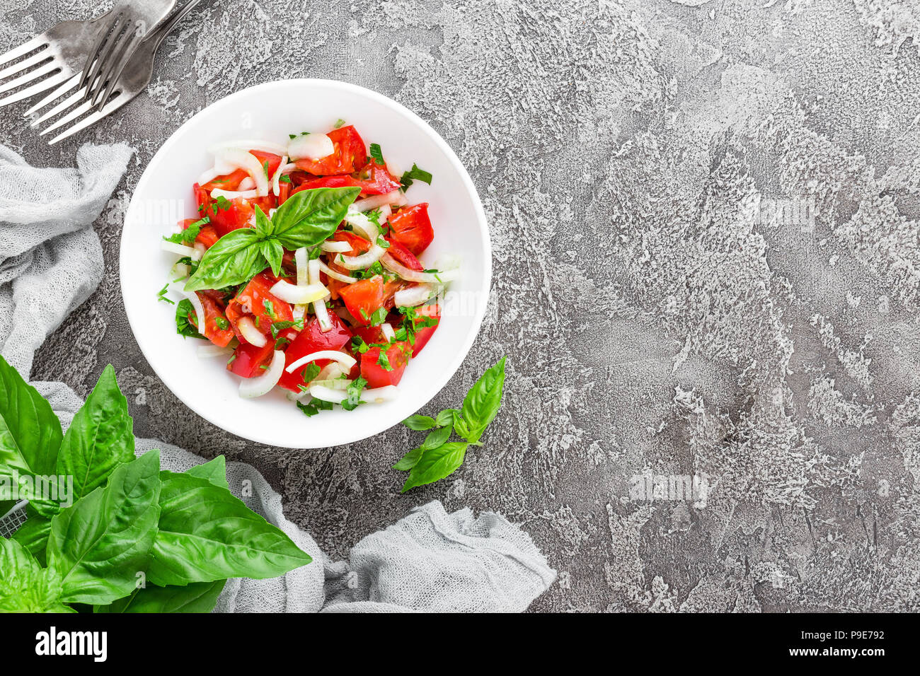 Insalata di verdure con pomodoro fresco, il basilico e la cipolla Foto Stock