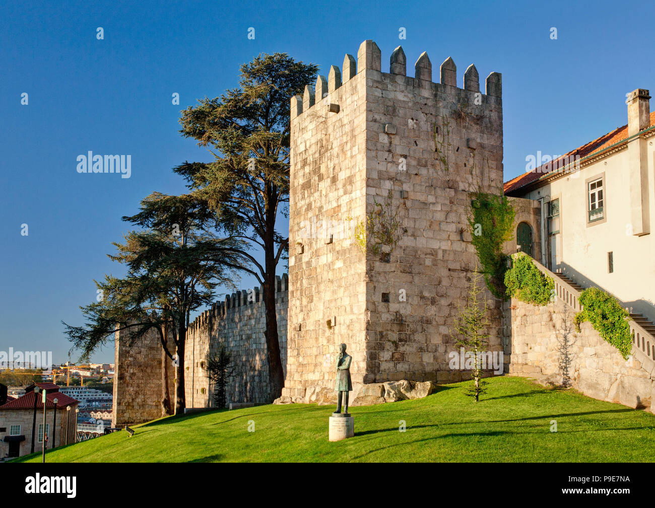 Muralhas Fernandinas torri di avvistamento, (e una statua di Arnaldo Gama, scrittore) Porto, Portogallo Foto Stock