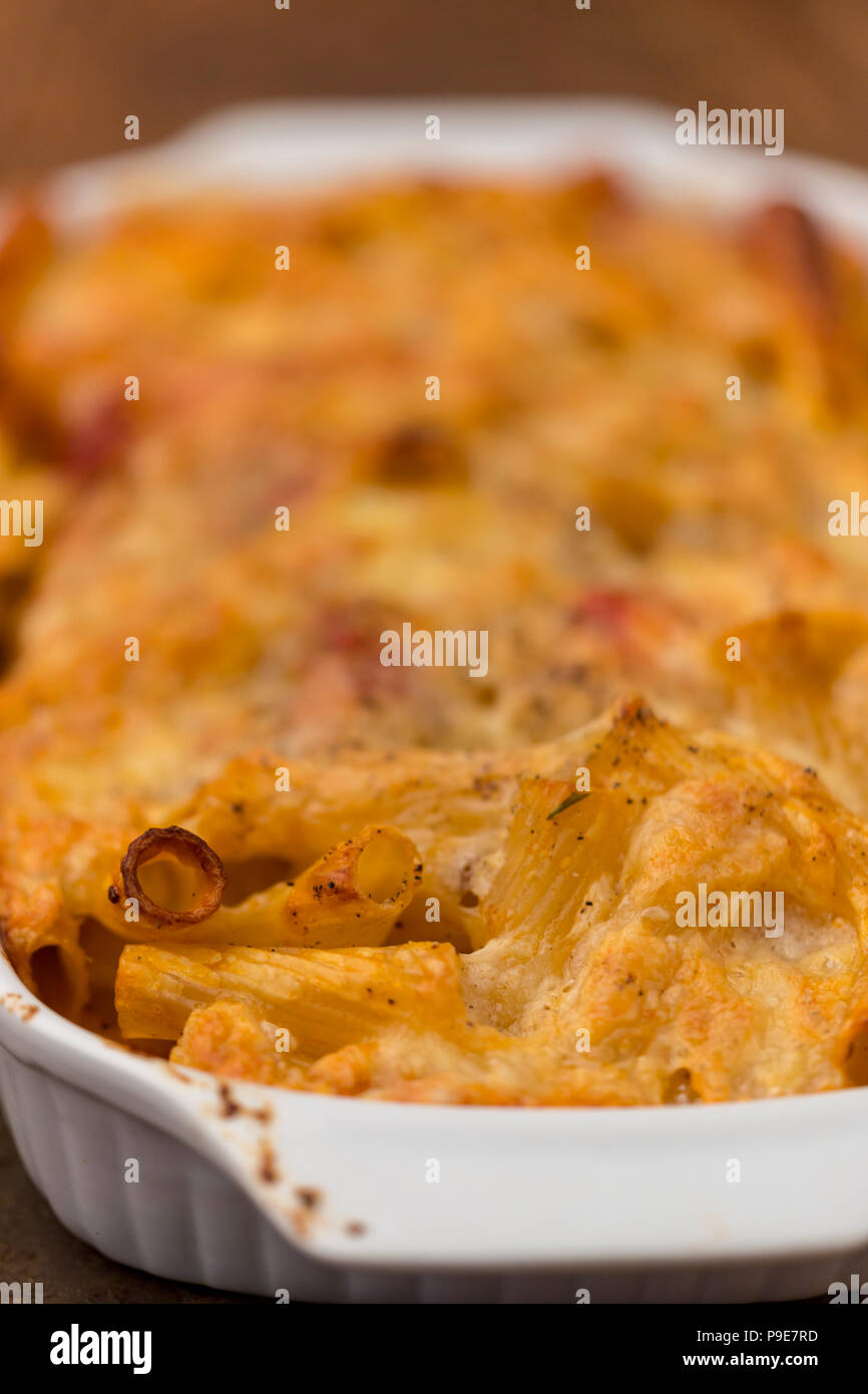 Primo piano di una casseruola con rigatoni al gratin Foto Stock