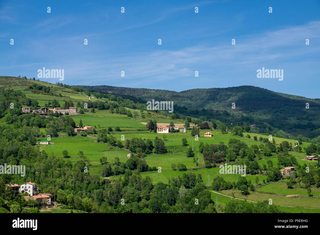 Paesaggio con fattorie e pascoli verdi a mollo, Pirenei, Catalogna, Spagna Foto Stock