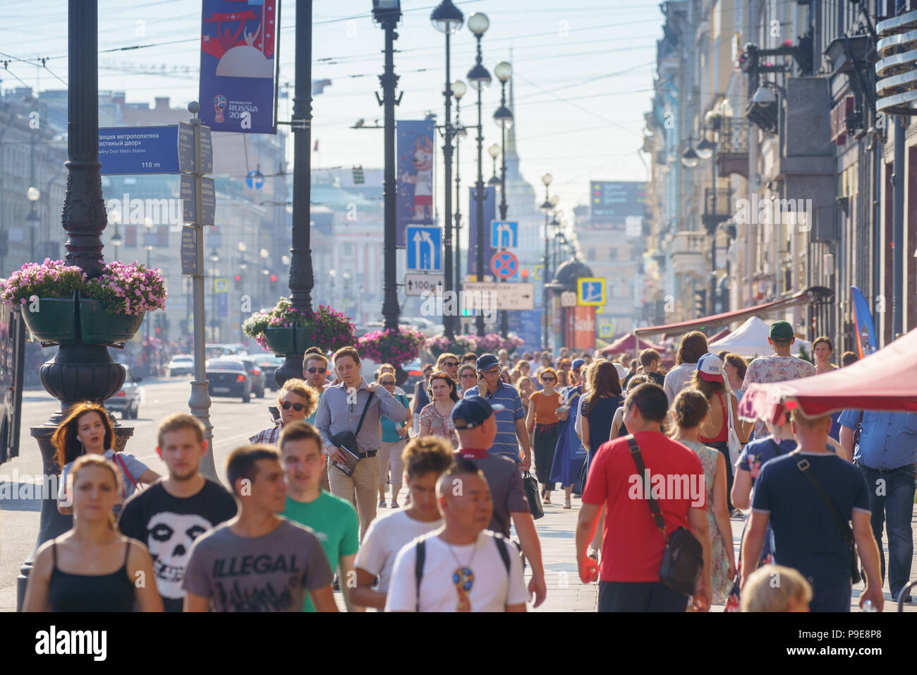 Pedoni muovendosi lungo la Prospettiva Nevskij (Nevsky Avenue), il 17 luglio 2018 a San Pietroburgo, Russia Foto Stock