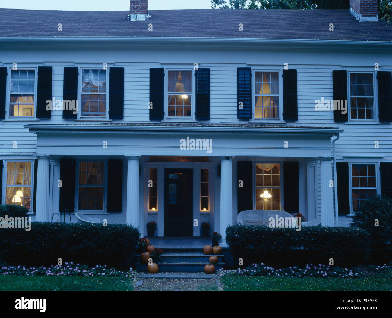 Verde scuro tapparelle su infissi bianchi casa nel Connecticut Foto Stock