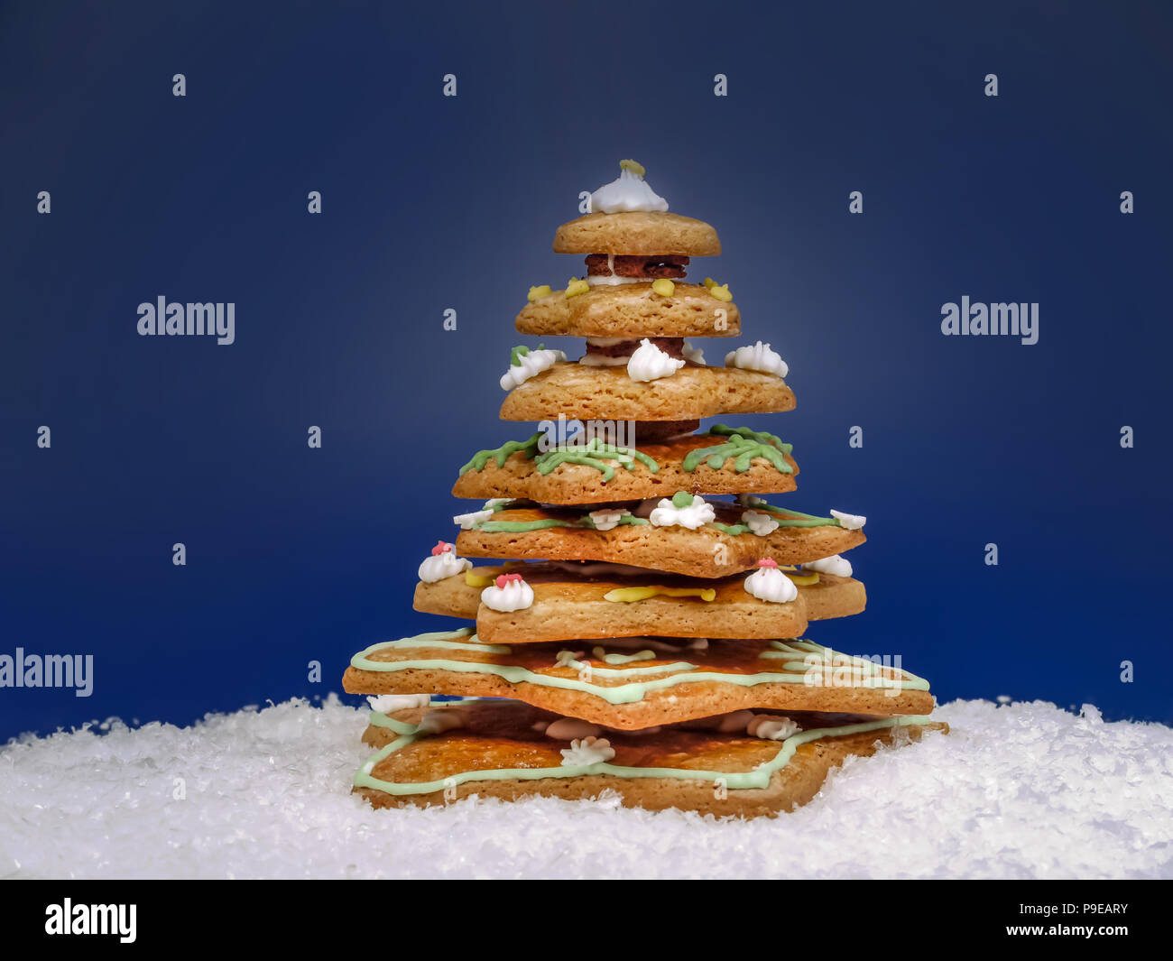 Gingerbread albero di natale su sfondo blu scuro Foto Stock