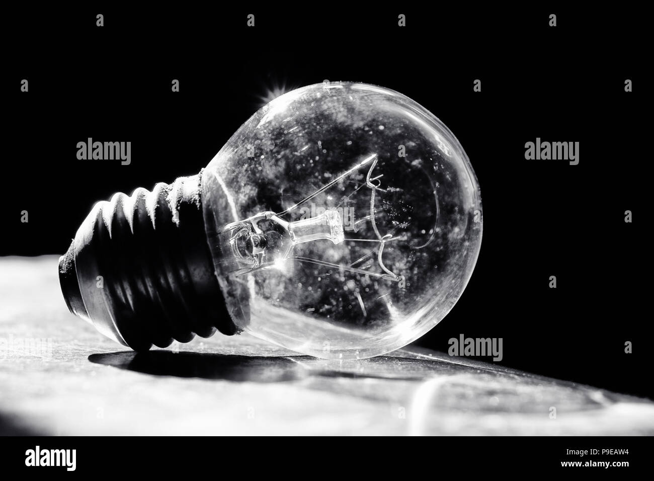 Monocromatico fino in prossimità di un classico della lampadina al tungsteno con filamento visibile. Foto Stock