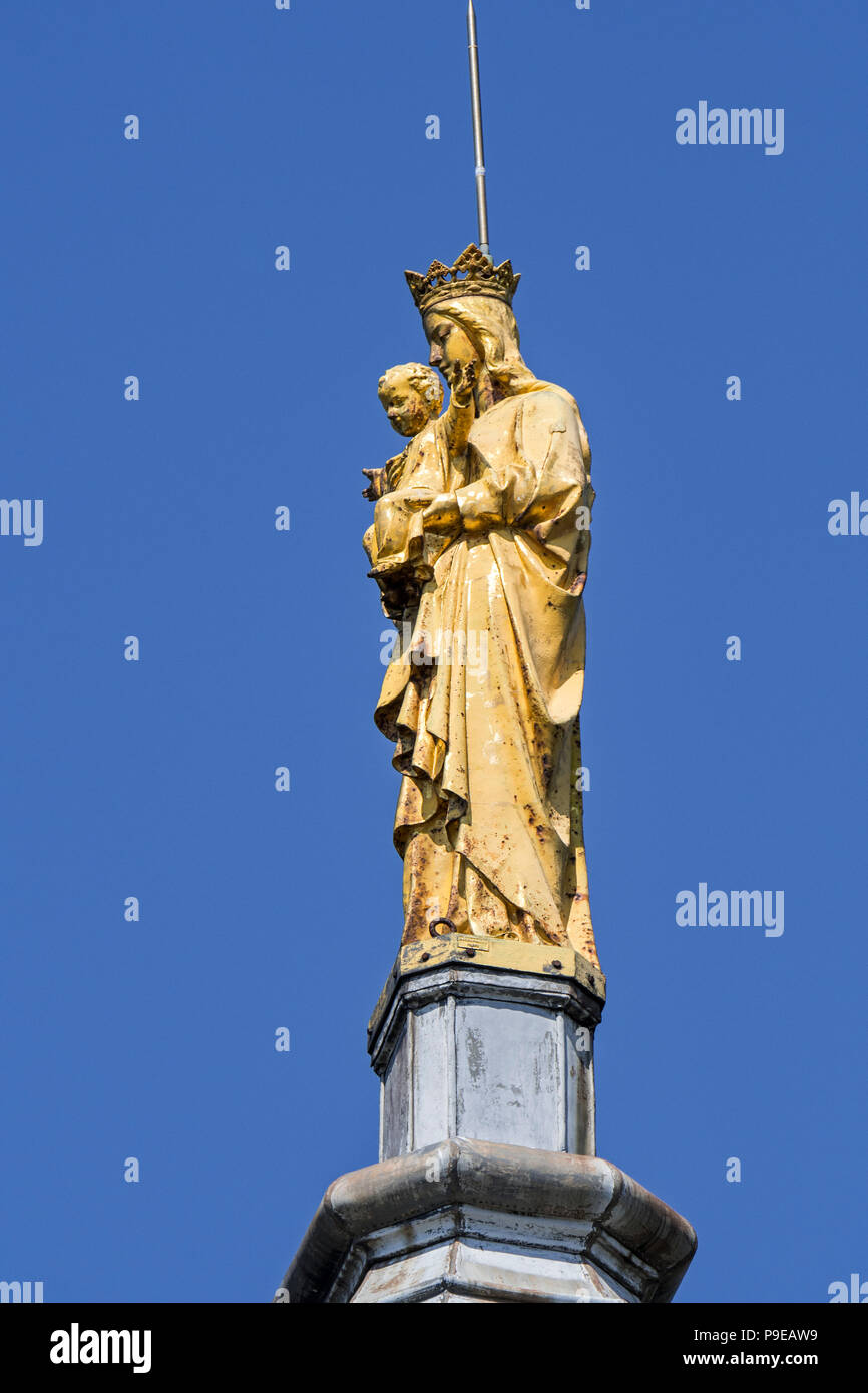 Il XIV secolo Chapelle Notre Dame du Salut cappella con la statua dorata della Vergine sul tetto a Fécamp, Seine-Maritime, Normandia, Francia Foto Stock