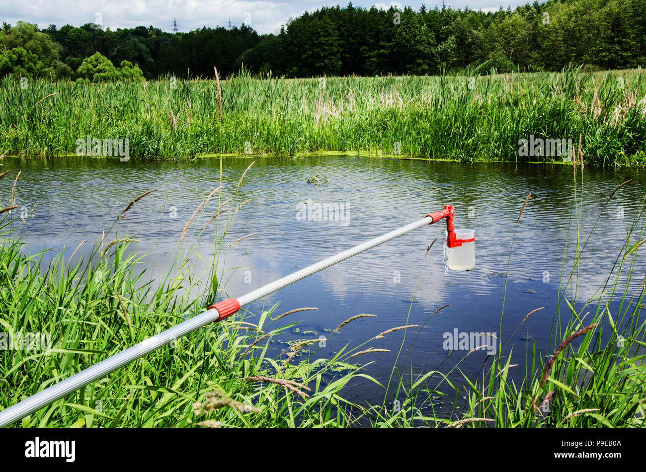 Prelevare campioni di acqua per le prove di laboratorio. Il concetto - analisi della purezza dell'acqua, ambiente, ecologia Foto Stock
