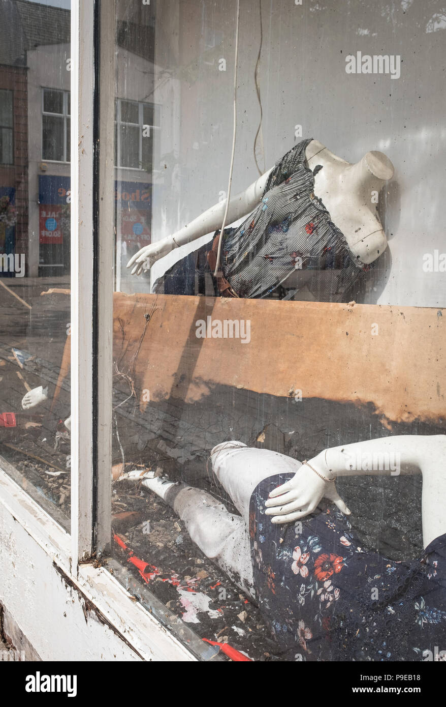 Finestra del negozio che mostra le conseguenze di un incendio in un ramo di Dorothy Perkins a Dumfries Scozia, formato verticale. Foto Stock