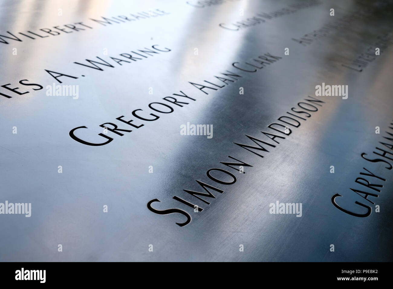 I nomi di coloro che sono morti in attentati terroristici di settembre 11, 2001 inscritto in bronzo intorno al memoriale di twin Foto Stock
