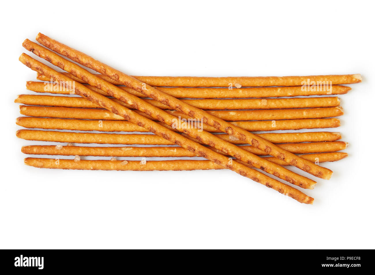 Gruppo di salato pretzel bastoni isolati su sfondo bianco Foto Stock