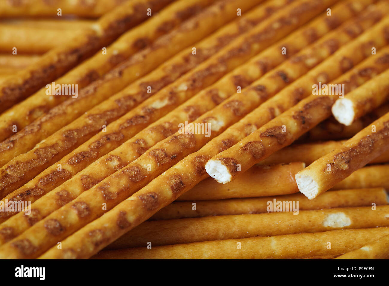 Vista dettagliata del salato pretzel bastoni disseminati intorno al tavolo Foto Stock