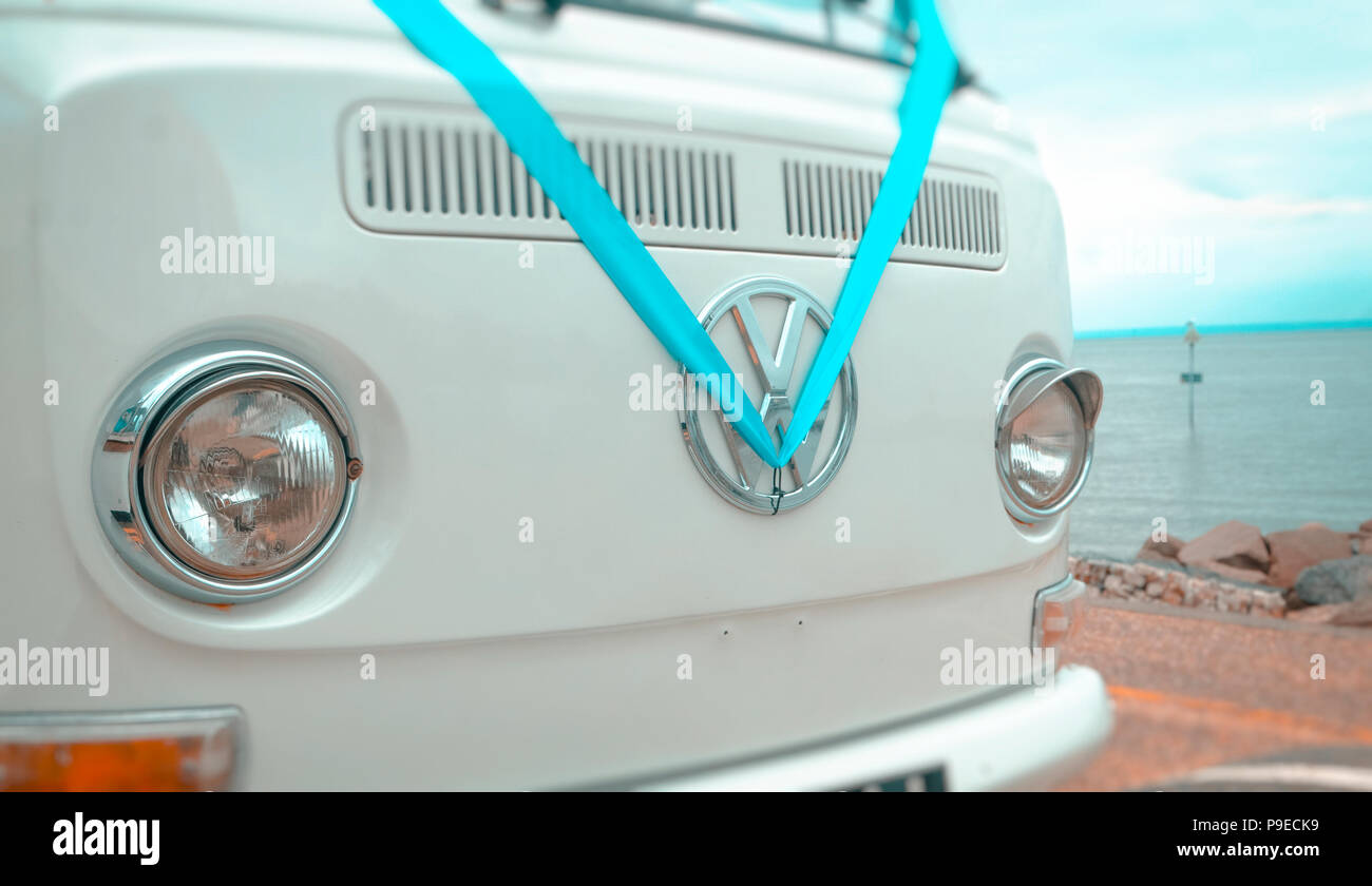 Volkswagen VW Badge su un camper van vestito in un matrimonio blu ribbon. Foto Stock