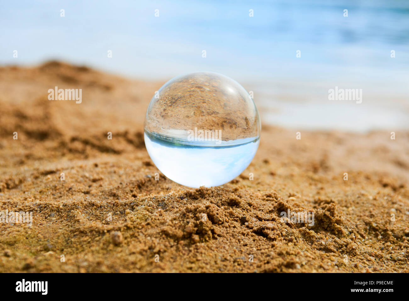 Palla di vetro presso la spiaggia di sabbia Foto Stock