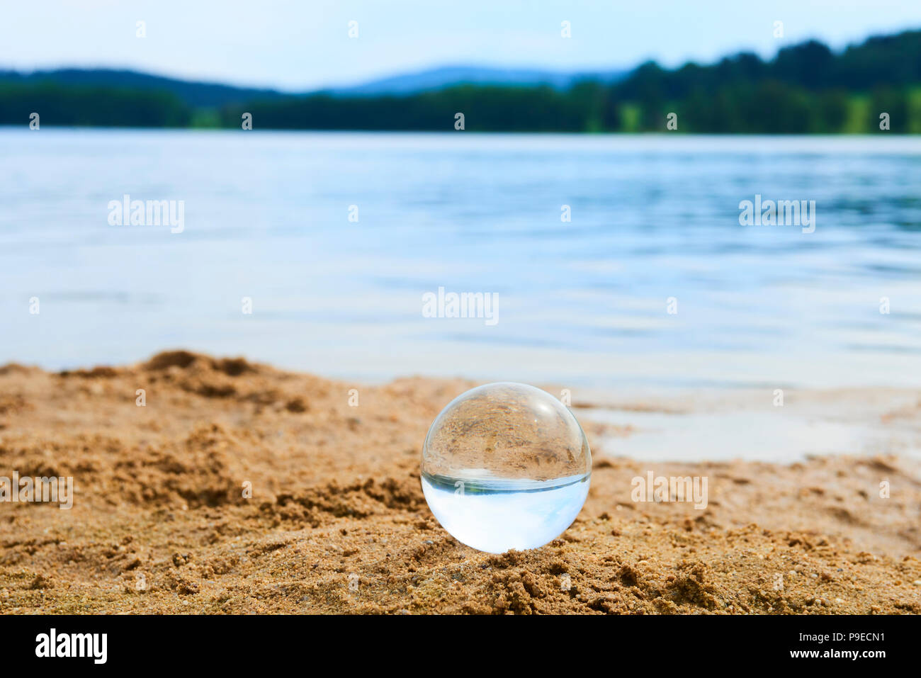 Palla di vetro presso la spiaggia di sabbia Foto Stock