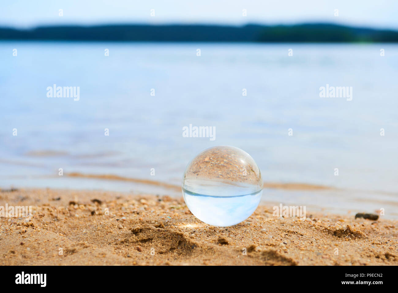 Palla di vetro presso la spiaggia di sabbia Foto Stock
