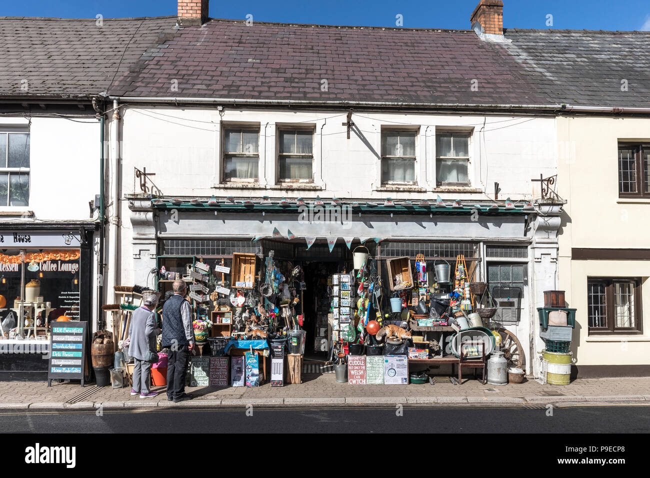 Le persone in cerca di merce in vendita nel negozio, Usk, Wales, Regno Unito Foto Stock