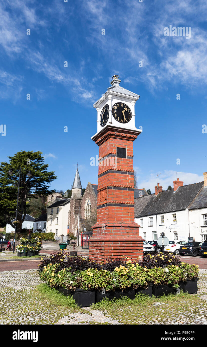 Orologio sulla rotatoria nel centro di Usk, Wales, Regno Unito Foto Stock