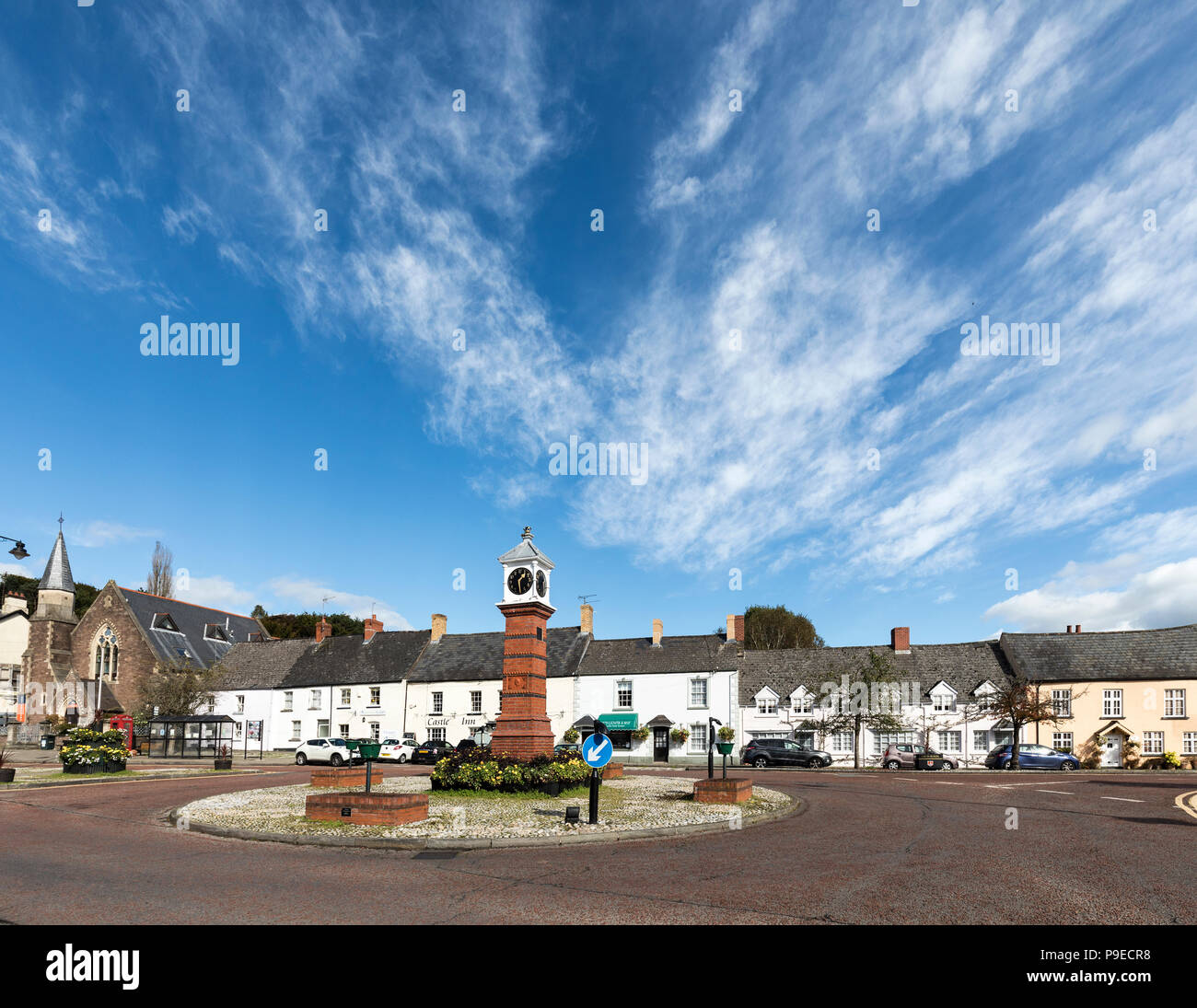 Orologio sulla rotatoria nel centro di Usk, Wales, Regno Unito Foto Stock