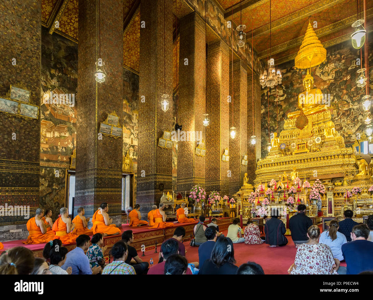 Le persone e i monaci la preghiera, Wat Pho tempio di Bangkok, Tailandia Foto Stock