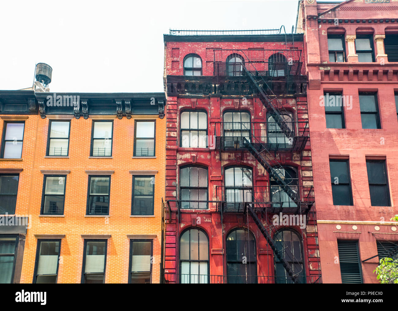 Fila di vintage New York City Apartment facciate di edifici Foto Stock